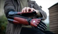 Un ragazzo inglese riceve la protesi bionica di Metal Gear Solid
