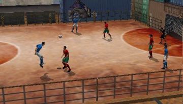 Immagine -8 del gioco FIFA Street 2 per PlayStation PSP