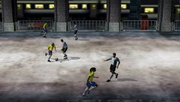 Immagine -15 del gioco FIFA Street 2 per PlayStation PSP