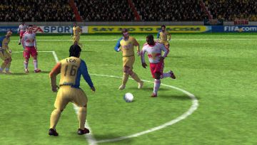 Immagine -11 del gioco FIFA 12 per PlayStation PSP