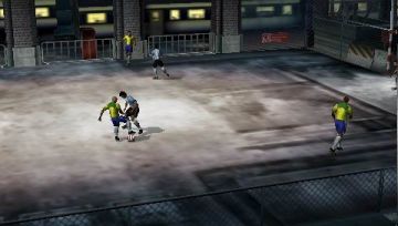 Immagine -13 del gioco FIFA Street 2 per PlayStation PSP
