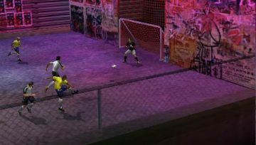 Immagine -9 del gioco FIFA Street 2 per PlayStation PSP